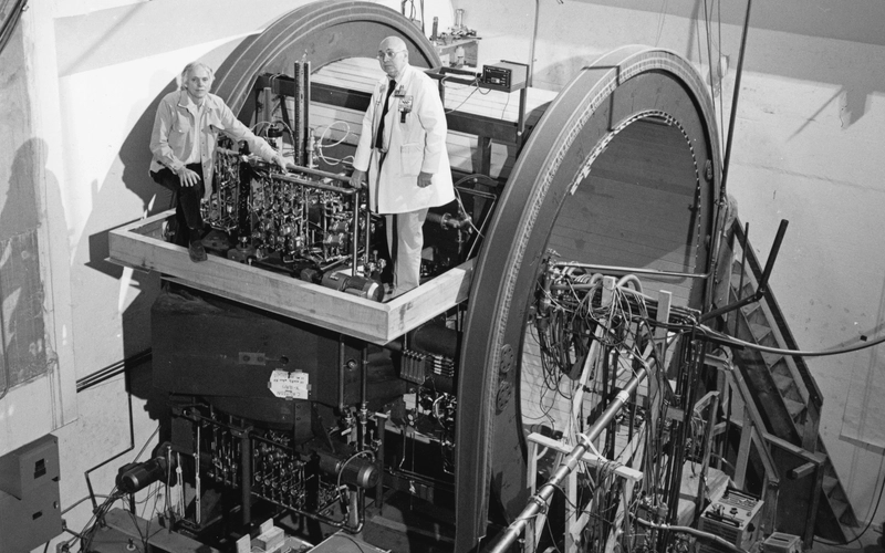 Henry Blosser and William Powers on the cyclotron at MSU's campus in 1989