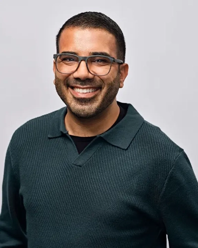 Portrait of a smiling Omar Hakim.
