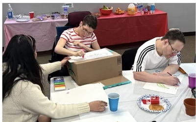 Gina Budman working with students at a SmART program workshop.