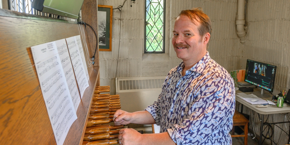 John Widmann performing in Beaumont Tower