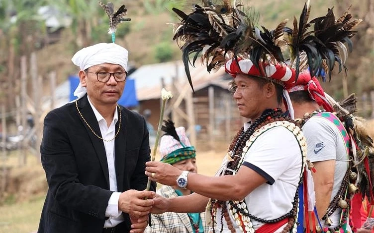 Marohang Yakthung Limbu (left) receiving blessings from a Ya-Phedangma.