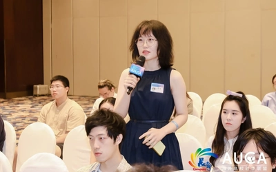 Xinyue Wang asks a question during a career fair at the MSU China Career Trek