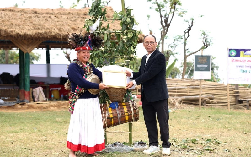Marohang Yakthung Limbu receiving recognition from a Ya-Phedangma.