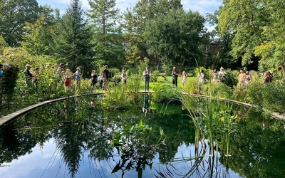 Dr. Elan Pochedley (center) at MSU’s Beal Botanical Garden at the Fall 2023 garden walk