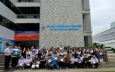 Scott Mulrooney with the microbiology students at Can Tho University in Vietnam.
