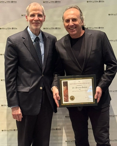 Bruno Basso accepts the Soil Science Research Award with past president of the SSSA, Michael Thompson.