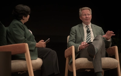 From left to right: Apple Vice President of Operations and MSU alum Priya Balasubramaniam and MSU President Kevin M. Guskiewicz, Ph.D. engaged in a fireside chat during the Apple Manufacturing Academy Spring Forum