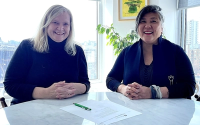 Rebecca Malouin (left) and Ana Serrano (right), 
signing the agreement that established the cross-border portrait project.